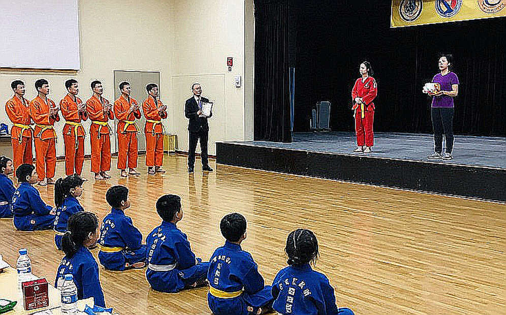 Kiếm chéo nữ Singapore: tấm huy chương đồng đầu tiên, đọc từ cổ tay và đầu gối