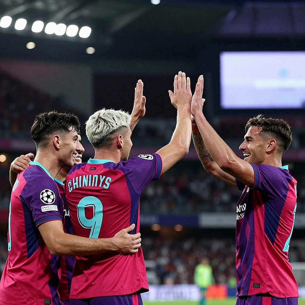 64mm mưa, một khán đài có mái và quyết định không ai muốn ký: Man United – Como trước cửa ải thời tiết
