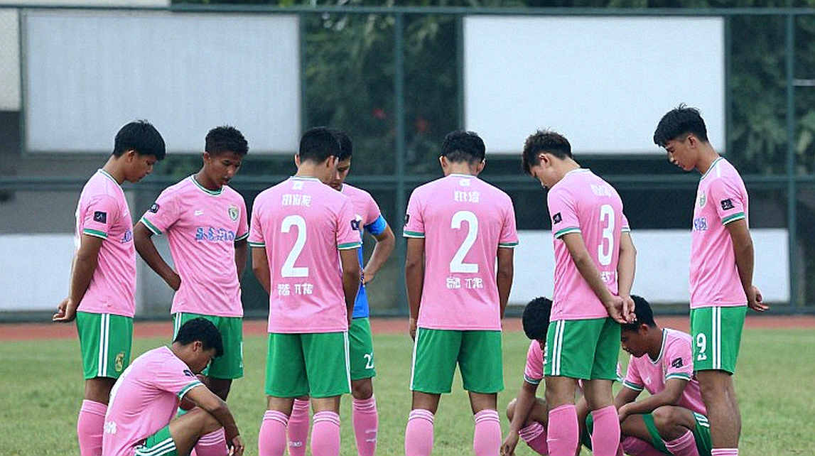 Calvin Verdonk gục giữa sân vì kiệt sức, khán đài Indonesia hô vang tên Shin Tae-yong
